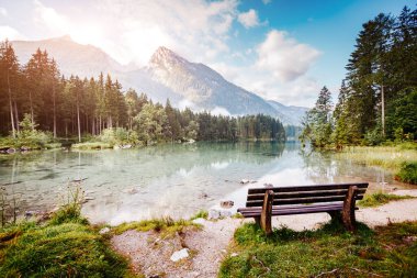 Popüler turistlerin ilgi odağı Hintersee 'nin manzarası. Resimli bir sahne. Konum tesisi Ramsau, Ulusal Park Berchtesgadener, Yukarı Bavyera, Almanya Alpleri, Avrupa. Dünyanın güzelliğini keşfedin.