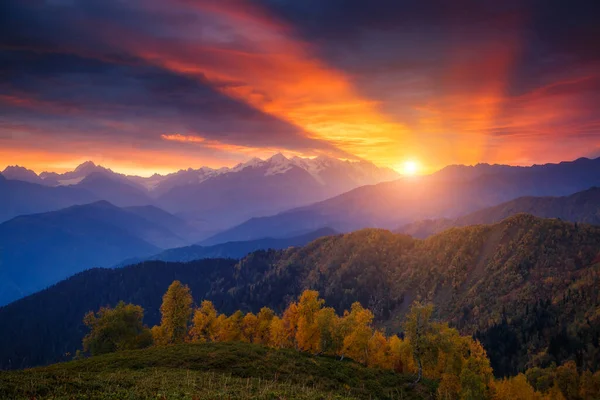 Фантастичні Червоні Сонячні Промені Піднятим Небом Біля Підніжжя Гори Ушба — стокове фото