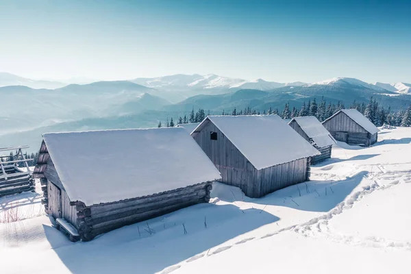 Majestueuze Winterhutten Gloeiend Door Zonlicht Dramatische Winterse Scène Plaats Locatie — Stockfoto