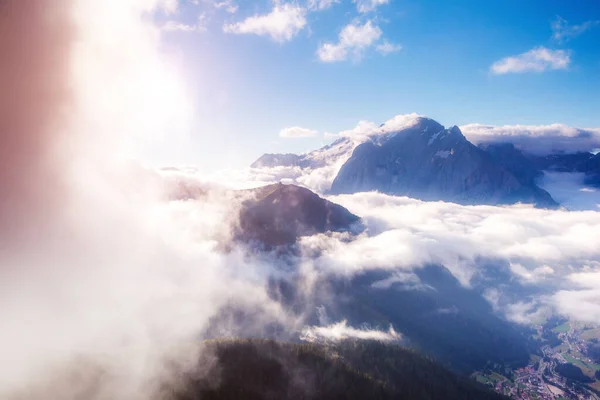 Pohled Mlhavé Údolí Val Fassa Národní Park Dolomity Dolomity Přejděte — Stock fotografie