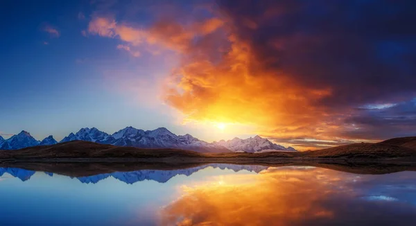 Fantastico Lago Koruldi Con Cielo Rosso Nuvoloso Piedi Del Monte — Foto Stock