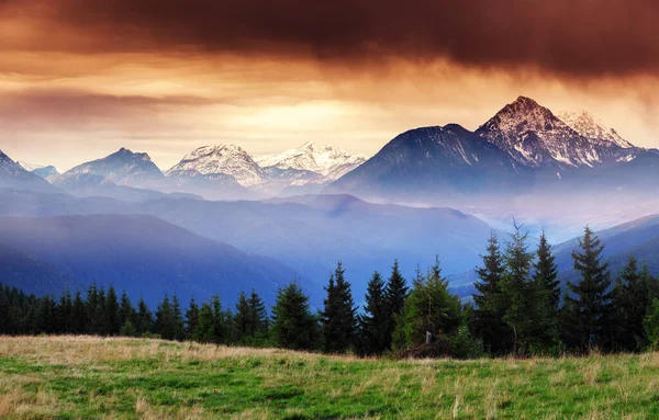 Vue Fantastique Sur Chaîne Montagnes Avec Des Pics Neige Crépuscule — Photo