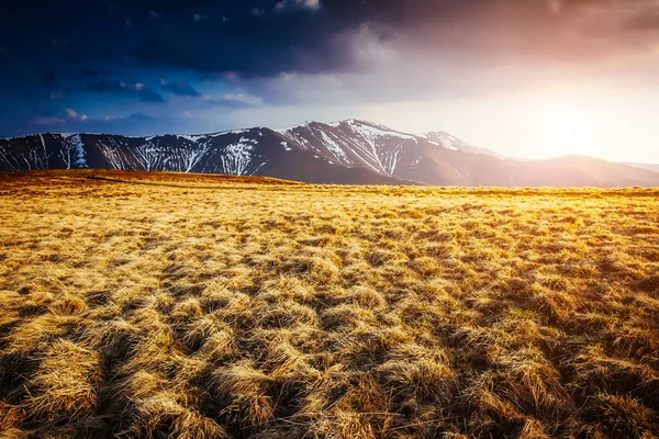 Toller Blick Auf Die Schneebedeckten Hügel Die Sonnenlicht Leuchten Dramatische — Stockfoto