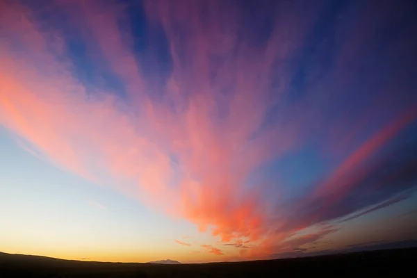 Czerwone Żywe Chmury Oświetlone Promieniami Słońca Ciemnym Złowieszczym Niebem Cudowne — Zdjęcie stockowe