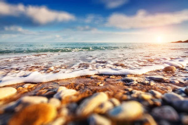 Fantastický Výhled Azurové Moře Slunečného Dne Bílými Nadýchanými Mraky Malebná — Stock fotografie