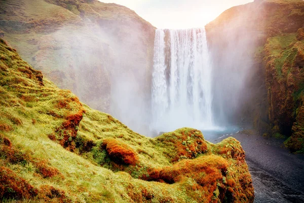 Schöne Aussicht Auf Den Berühmten Skogafoss Wasserfall Und Die Malerische — Stockfoto