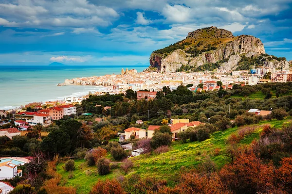 令人印象深刻的著名度假胜地塞法卢 Tempio Diana Sicilia Italy Tyrhenian Sea Europe 美好的一天和华丽的风景 受欢迎的旅游胜地 — 图库照片