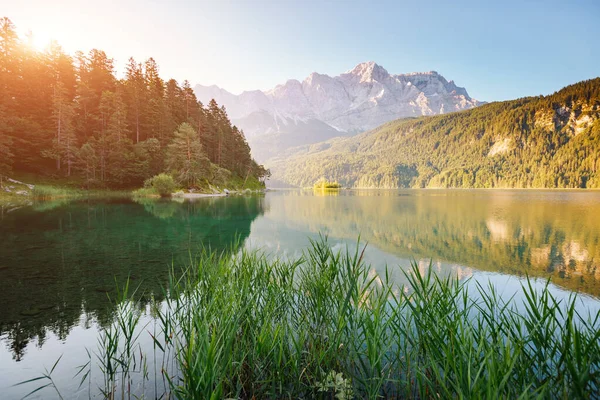 Spójrz Słynne Jezioro Eibsee Sunligth Malowniczy Dzień Wspaniała Scena Lokalizacja — Zdjęcie stockowe