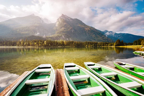 Słynne Jezioro Hintersee Drewnianym Molo Słoneczny Dzień Malownicza Scena Lokalizacja — Zdjęcie stockowe