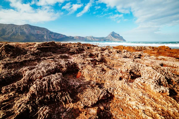 Güneş ışığındaki volkanik plajın eşsiz şekli. Resimli bir gün ve muhteşem bir sahne. Ünlü turist eğlencesi. Mekan San Vito Burnu, Monte Cofano Sicilya, İtalya Avrupa. Güzellik dünyası.