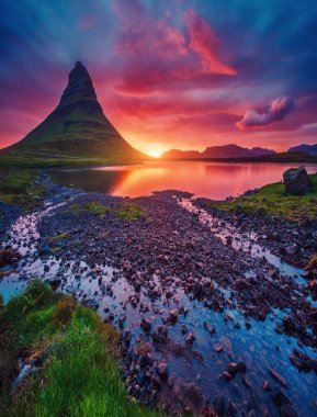 Kirkjufell volkanı Snaefellsnes yarımadasının kıyısında. Resim gibi ve muhteşem bir sabah sahnesi. Popüler turist eğlencesi. Konumu ünlü Kirkjufellsfoss şelalesi, İzlanda, Avrupa. Güzellik dünyası.