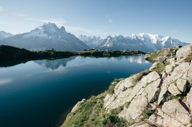 Mont Blanc buzulu ve Lac Blanc manzarası. Mükemmel ve muhteşem bir sahne. Doğa koruma alanı Aiguilles Rouges, Graian Alpleri, Fransa, Avrupa. Bağbozumu etkisi. Instagram filtresi. Güzellik dünyası.