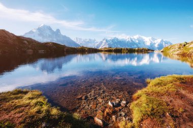 Mont Blanc buzulu ve Lac Blanc manzarası. Popüler turist eğlencesi. Resimli ve muhteşem bir sahne. Doğa koruma alanı Aiguilles Rouges, Graian Alpleri, Fransa, Avrupa. Güzellik dünyası.