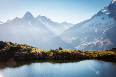 Mont Blanc buzulu ve Lac Blanc manzarası. Popüler turist eğlencesi. Resimli ve muhteşem bir sahne. Doğa koruma alanı Aiguilles Rouges, Graian Alpleri, Fransa, Avrupa. Güzellik dünyası.