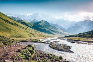 Shkhara buzulunun eteğindeki hızlı nehir. Resimli ve muhteşem bir sahne. Yeri Svaneti, Mestia, Gürcistan, Avrupa. Yüksek Kafkasya sırtı. Bağbozumu etkisi. Instagram filtrelenmiş. Güzellik dünyası.