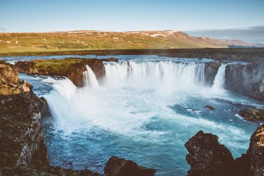 Güçlü Godafoss şelalesinin harika manzarası. Popüler turist eğlencesi. Muhteşem bir sahne. Bardardalur Vadisi, Skjalfandafljot Nehri, İzlanda, Avrupa. Bağbozumu etkisi. Instagram filtresi. Güzellik dünyası