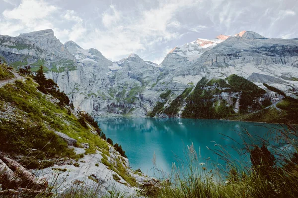 Glaciärdamm Oeschinensee Populär Turistattraktion Pittoresk Och Vacker Scen Plats Swiss — Stockfoto