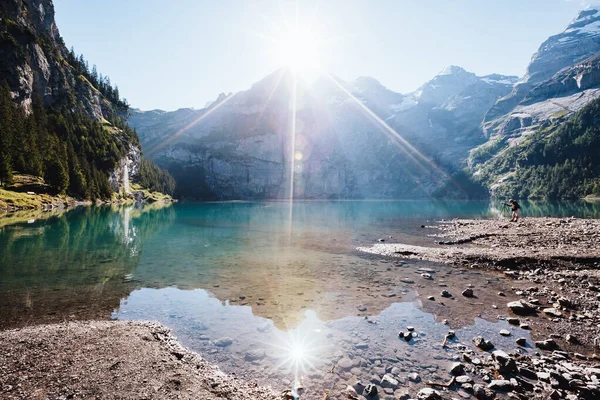 Panorama Över Den Azurblå Dammen Oeschinensee Populär Turistattraktion Pittoresk Och — Stockfoto