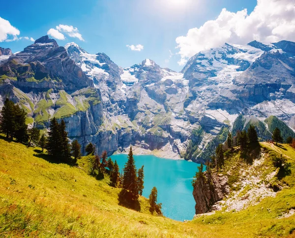 Panorama Över Den Azurblå Dammen Oeschinensee Populär Turistattraktion Pittoresk Och — Stockfoto