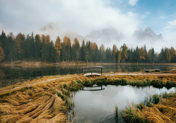 Excelente Vista Lago Nebuloso Antorno Parque Nacional Tre Cime Lavaredo — Fotografia de Stock