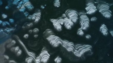 Boş donmuş göletin yukarıdan görünen manzarası. 4k, İHA videosu ile çekilmiştir..