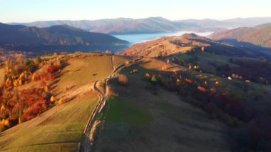 Bir kuşun gözünden dağlarda sonbahar günü. 4k, İHA videosu ile çekilmiştir..