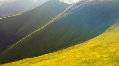 Yeşil yamaçlarda kuş bakışı bir dağ turist kampı. 4k, İHA videosu ile çekilmiştir..