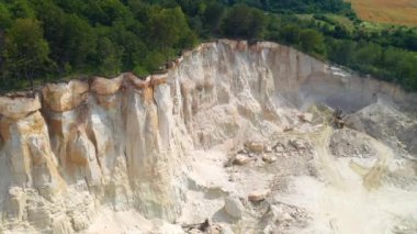 Bazalt taş ocağındaki İHA 'nın büyük görüntüsü. 4k 'lık bir videoda çekildi.