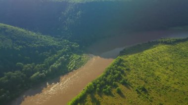 Büyük nehrin manzarası ve kuşbakışı yeşil vadi. UHD 4k video ile çekildi.