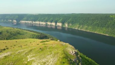 Büyük nehrin manzarası ve kuşbakışı yeşil vadi. UHD 4k video ile çekildi.