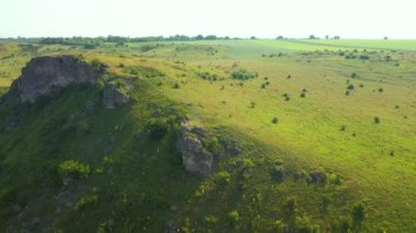 Güneşli bir günde inanılmaz nehir kanyonu ve yeşil tepeler. UHD 4k video ile çekildi.
