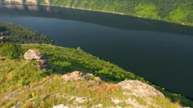 Büyük nehrin manzarası ve kuşbakışı yeşil vadi. UHD 4k video ile çekildi.