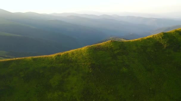 Ongelooflijk Groene Bergketens Zonlicht Gefilmd Drone Video — Stockvideo