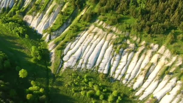 Drone Vliegt Witte Zandheuvels Het Groene Bos Gefilmd Uhd Video — Stockvideo