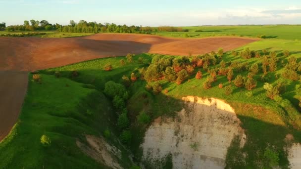 Güneşli Bir Günde Kuşbakışı Manzaralı Yeşil Tepeleri Olan Görkemli Bir — Stok video