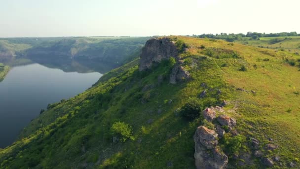 Herrliche Felsige Schlucht Und Grüne Hügel Einem Sonnigen Tag Gefilmt — Stockvideo
