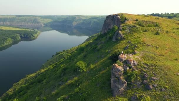 Herrliche Felsige Schlucht Und Grüne Hügel Einem Sonnigen Tag Gefilmt — Stockvideo