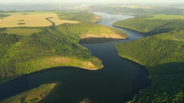 Ottima Vista Del Fiume Sinuoso Che Scorre Attraverso Verdi Colline — Video Stock