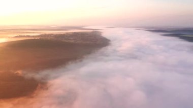 Dinyester Nehri 'nin sisli kanyonunun kuşbakışı büyüleyici panoramik manzarası. UHD 4k video ile çekildi.