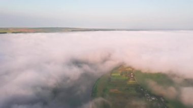 Sabahleyin Dinyester nehir vadisini yoğun bir sis kapladı. UHD 4k video ile çekildi.