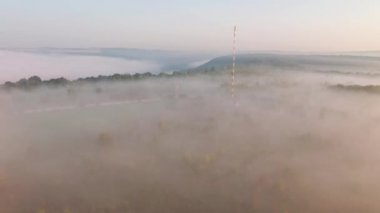 Sabahları sisli bir vadinin muhteşem yaz manzarası. UHD 4k video ile çekildi.