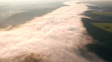 Dinyester Nehri 'nin sisli kanyonunun kuşbakışı muhteşem panoramik manzarası. UHD 4k video ile çekildi.