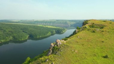 Nehir kanyonunun görkemli manzarası ve kuş bakışı yeşil tepeler. UHD 4k video ile çekildi.