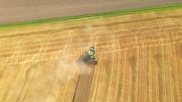 从收获成熟小麦作物的组合的高度来看 以Uhd 4K视频拍摄 — 图库视频影像