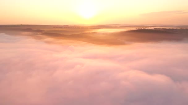 Привлекательный Панорамный Вид Туманную Местность Утреннем Свете Съемки Видео Uhd — стоковое видео