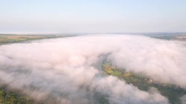 Sabahleyin Dinyester nehir vadisini yoğun bir sis kapladı. UHD 4k video ile çekildi.