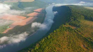 Kabarık bir sis, sabahleyin Dinyester nehir vadisini kapladı. UHD 4k video ile çekildi.