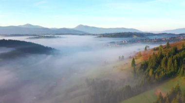 Görkemli kırsal alan kuşbakışı görülebilen kalın bir sis ile kaplıdır. UHD 4k video ile çekildi.