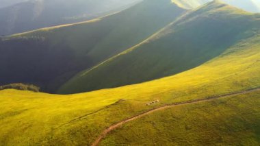Yeşil yamaçlarda kuş bakışı bir dağ turist kampı. 4k, İHA videosu ile çekilmiştir..