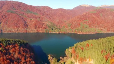 Kuş bakışı açıdan etkileyici bir alp gölü. 4k, İHA videosu ile çekilmiştir..